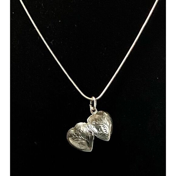 IB# Beautiful Dainty Heart Locket Necklace - Picture 5 of 11